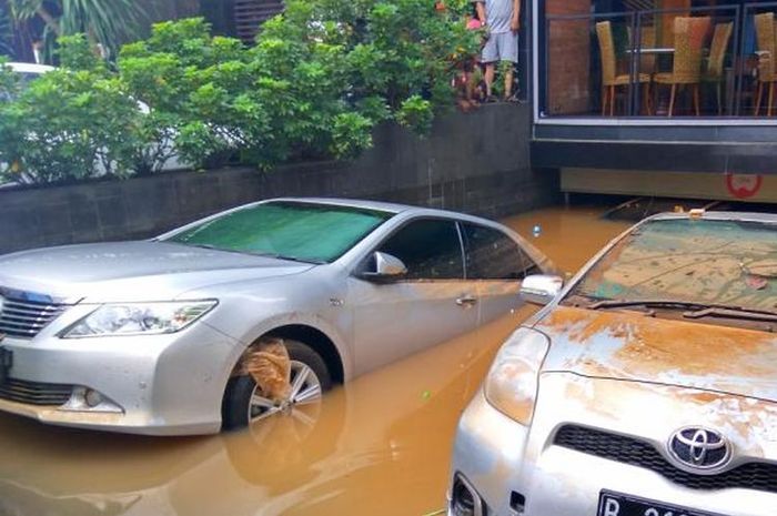 mobil bekas banjir